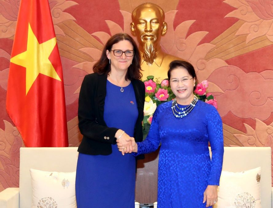 國會主席阮氏金銀(右)接見歐盟貿易事務執委塞西莉亞‧馬爾姆斯特倫。（圖源：越通社）