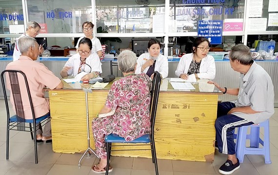 醫生們正給病人診治病。