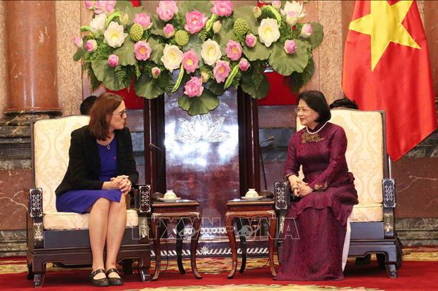 國家副主席鄧氏玉盛（右）接見歐盟貿易事務執委塞西莉亞‧馬爾姆斯特倫。（圖源：越通社）