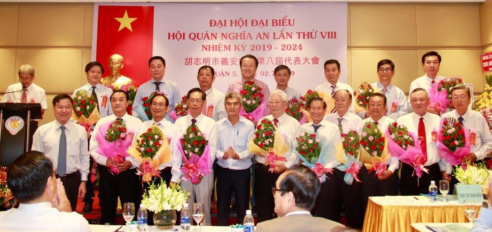 第五郡人委會副主席張庚波(前排左五)祝賀新屆理事會。