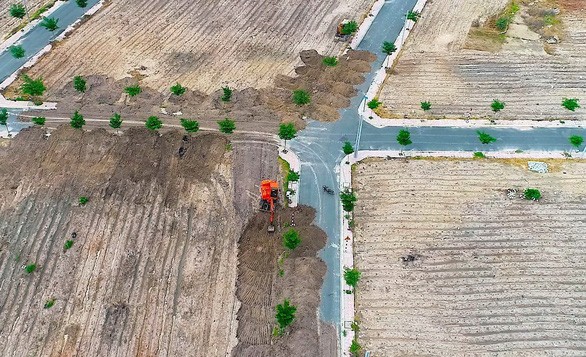 挖掘機把土石覆蓋道路以隱瞞阮玉事的違規建路行為。
