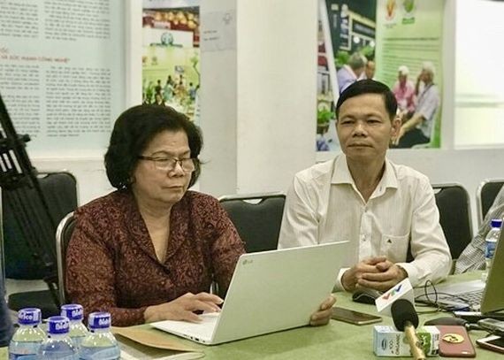 優質國貨企業協會主席武金幸（左）同該協會代表阮進才律師回答 VTV 電視台記者提問。（圖源：茹黃）