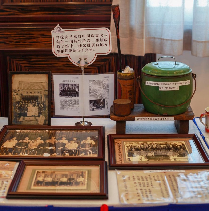 華人讀者給麒麟贈送的老堤岸資料和實物。