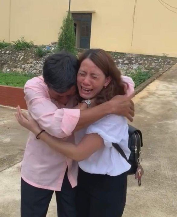 阿寒（右）與親人重逢的感人時刻。（圖源：吳清水）