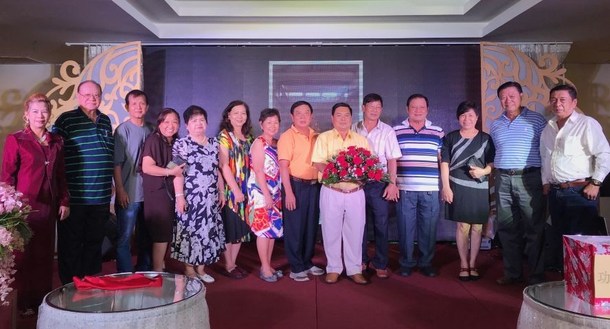 梁美美(左一)向熱心人士贈花表示謝意。