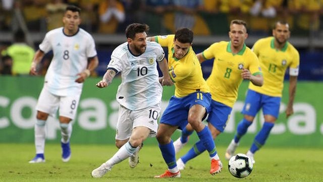 巴西－阿根廷兩隊在比賽中拼搶。（圖源：互聯網）