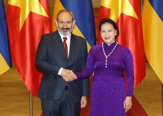 國會主席阮氏金銀（右）會見亞美尼亞共和國總理尼古爾‧帕希尼安。（圖源：VGP）