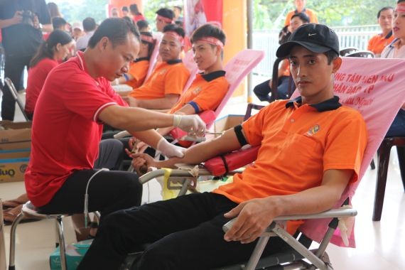 熱心市民踴躍前來捐血救人奉獻愛心。