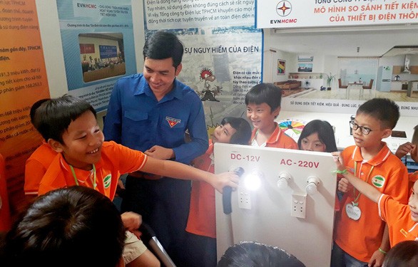 除了提供知識之外，還讓學生們實習以便記住所學習的。