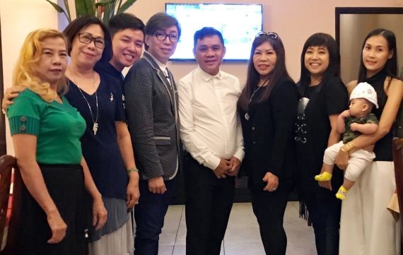 越華文藝工作者與莫旭秋（左四）聚餐時留影。