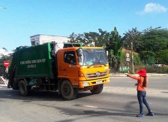 垃圾車被民眾攔截，不准許進入垃圾場。（圖源：HH）