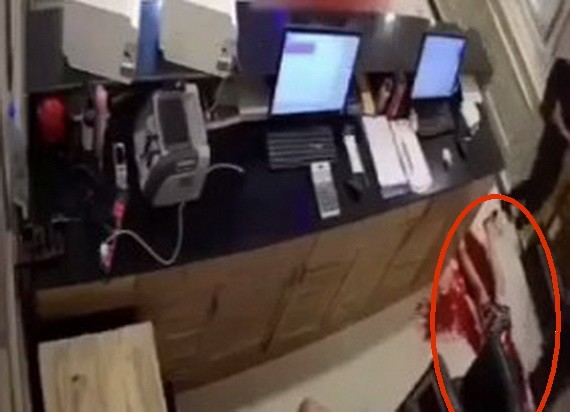 案發現場，受害人被砍傷當場倒地血流如注（紅圈示），隨後獲送醫院搶救無效身亡。（圖源：監控視頻截圖）