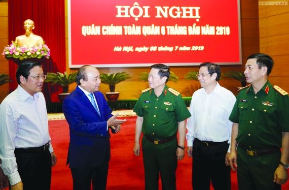 政府總理阮春福與各代表交談。（圖源：Chinhphu.vn）