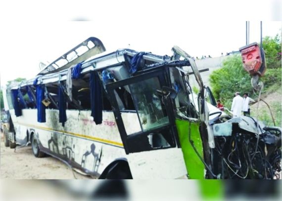 巴士被壓至粉碎。（圖源：互聯網）