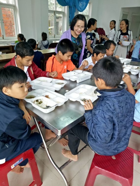 阮主任正照顧學員用餐。