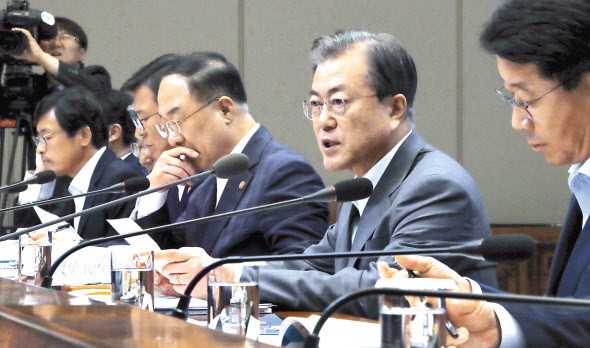 文在寅（右二）在公平經濟成果報告大會上發言。（圖源：韓聯社）