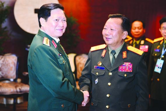 國防部長吳春歷大將（左）與泰國副總理、國防部長普拉威進行雙方會談。