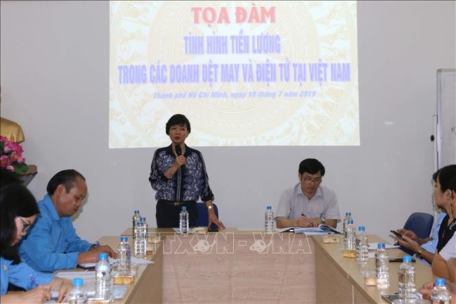 越南勞動總聯團勞動關係處副主任陳氏清霞（站立者）在研討會上發言。（圖源：越通社）