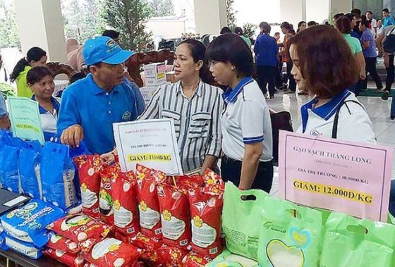 女工人在選購質量優良、價格合理的產品。（圖源：寶玉）