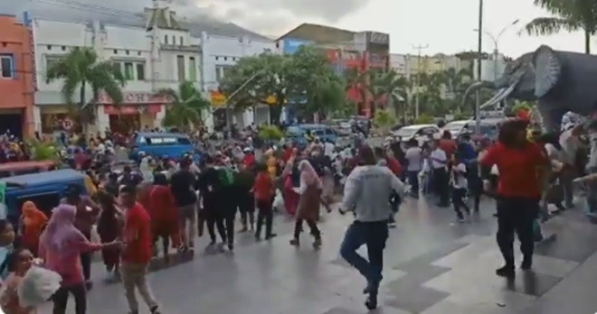 印尼北馬魯古省哈馬黑拉島(Halmahera)南部14日發生里氏7.2級地震，強烈搖晃讓民眾驚慌不已，有民眾拍到，購物中心裡民眾爭先恐後衝到戶外避難。（圖源：互聯網）