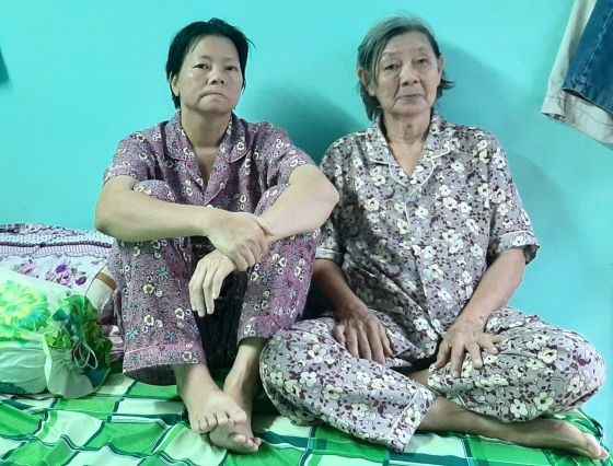 何民好與女兒周潤瓊。