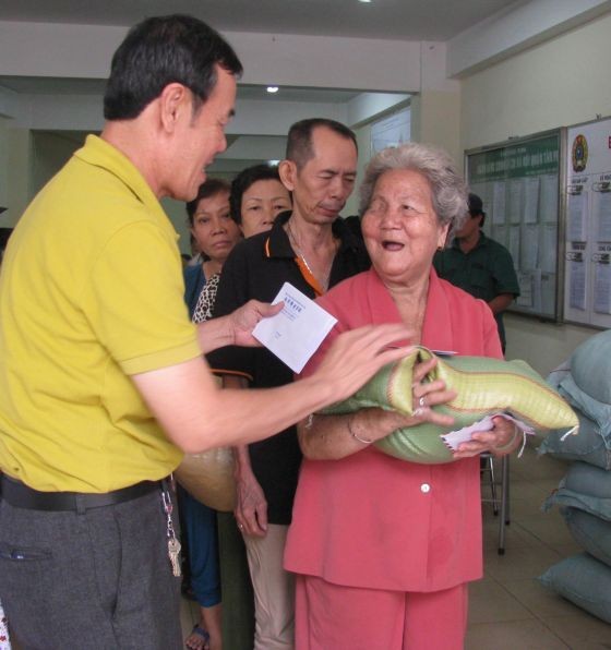 本報向新平郡貧困華人贈送禮物。