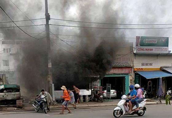 事發現場冒出滾滾濃煙。（圖源：孟玲）