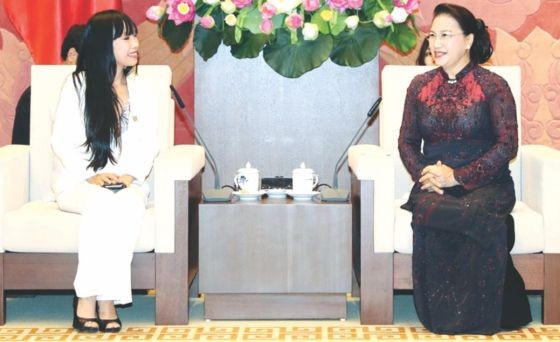 國會主席阮氏金銀（右）接見法國國會所屬法-越議員友好小組主席史蒂芬妮‧杜。（圖源：越通社）