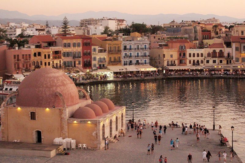  圖為希臘克里特島干尼亞港口。 （圖源：新華社）