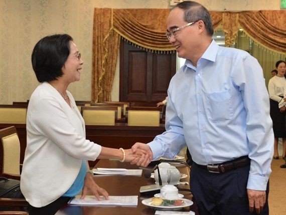 市委書記阮善仁（右）與原市委副書記阮氏秋霞交談。（圖源：越勇）