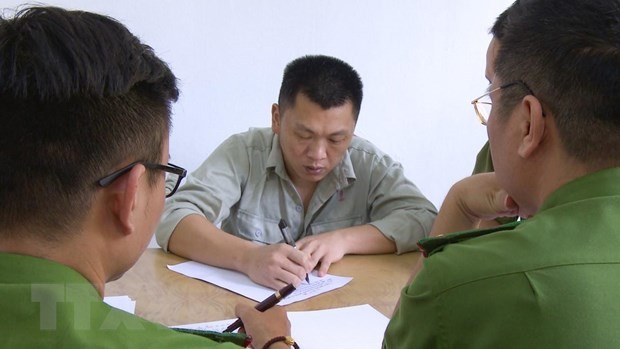 涉案嫌犯魏鴻秋在公安派出所親筆書寫供詞。