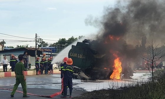 消防員趕抵現場滅火。（圖源：南豐）
