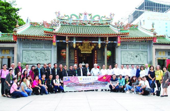 檳城潮商會代表團與義安會館理事會合照。