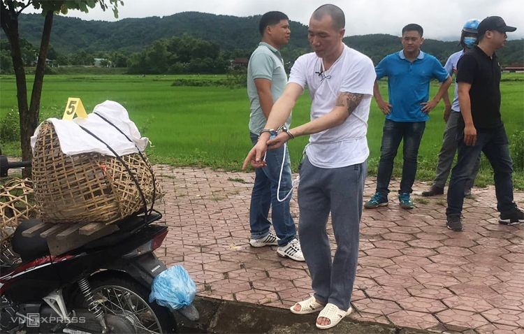 涉嫌殺人案嫌犯王文雄被押返命案現場進行案件重演。（圖源：越快訊）