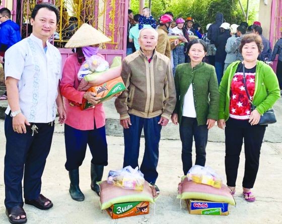 富山五行廟慈善組長鄒國榮(左一) 向少數民族同胞派發禮物。