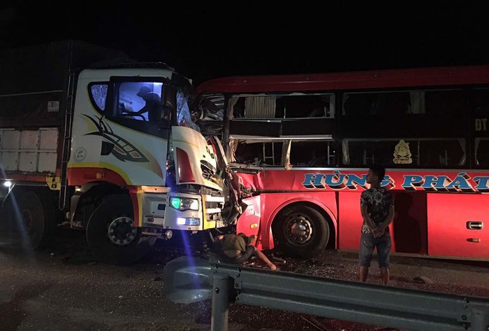 客車與卡車迎頭相撞，導致客車司機曾廷福當場慘死。（圖源：VOV）