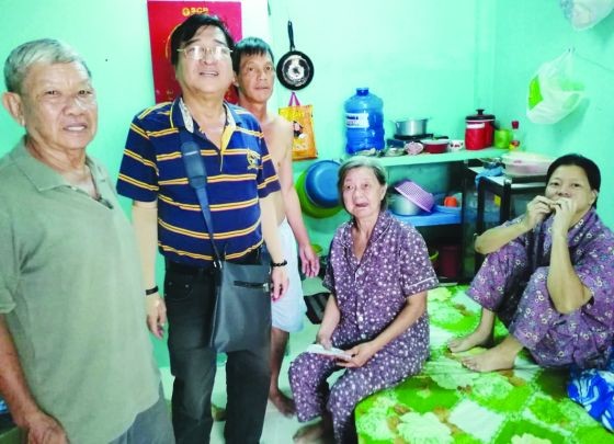 何冠忠理事長與理事成員遞交1000萬元捐款予何民好大娘。