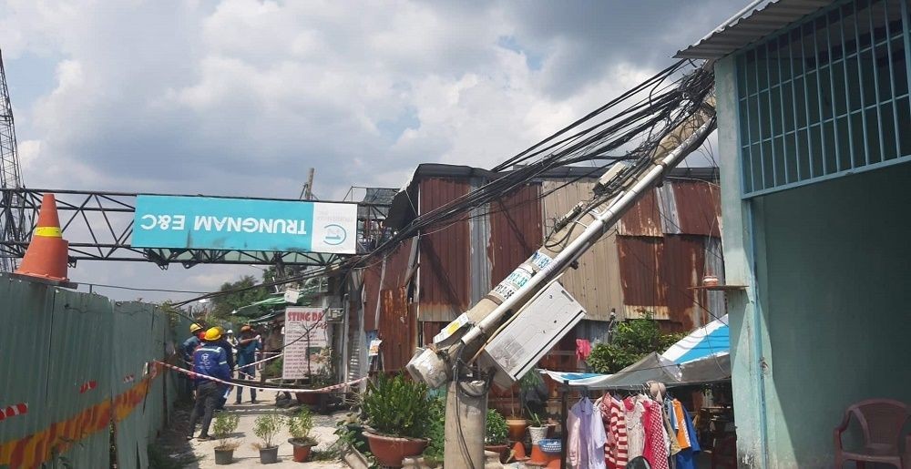 吊塔倒塌壓在民房的鐵皮瓦頂上。（圖源：如仕）
