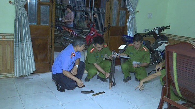 公安力量勘查現場時搜出疑作案的一把AK-47步槍。（圖源：東元）