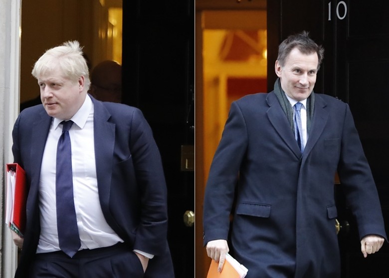 約翰遜（左圖）擊敗杰里米‧亨特。（圖源：互聯網）