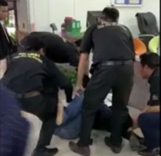 阿P 遭Alibaba公司多名保安人員集體攻擊現場。（圖源：互聯網）