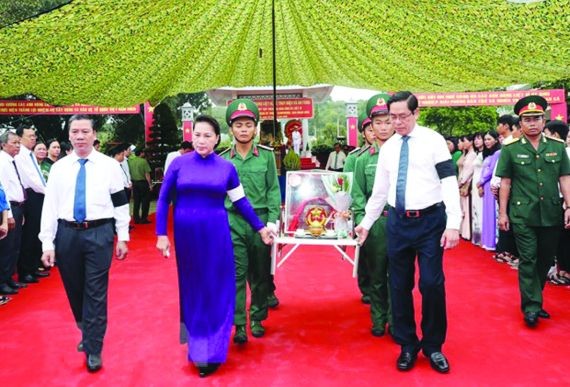國會主席阮氏金銀與代表團進行追悼和送別烈士遺骸回到第八十二丘國家烈士陵園最後安息之處的儀式。（圖源：仲德）