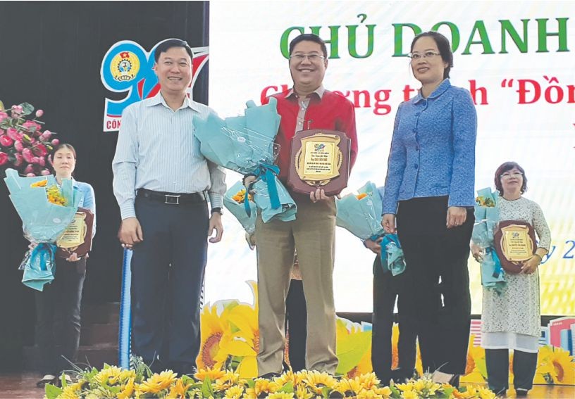 華人企業家、福成塑膠公司總經理 周先識獲表彰。