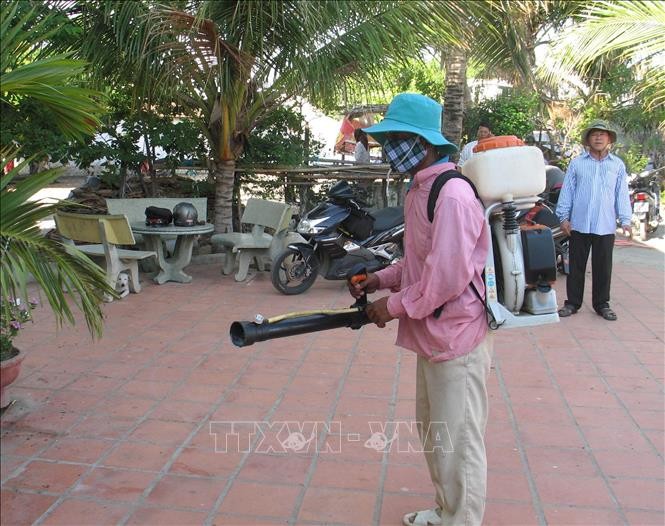 寧順省防疫人員在各民居區進行噴灑除蚊噴霧劑。