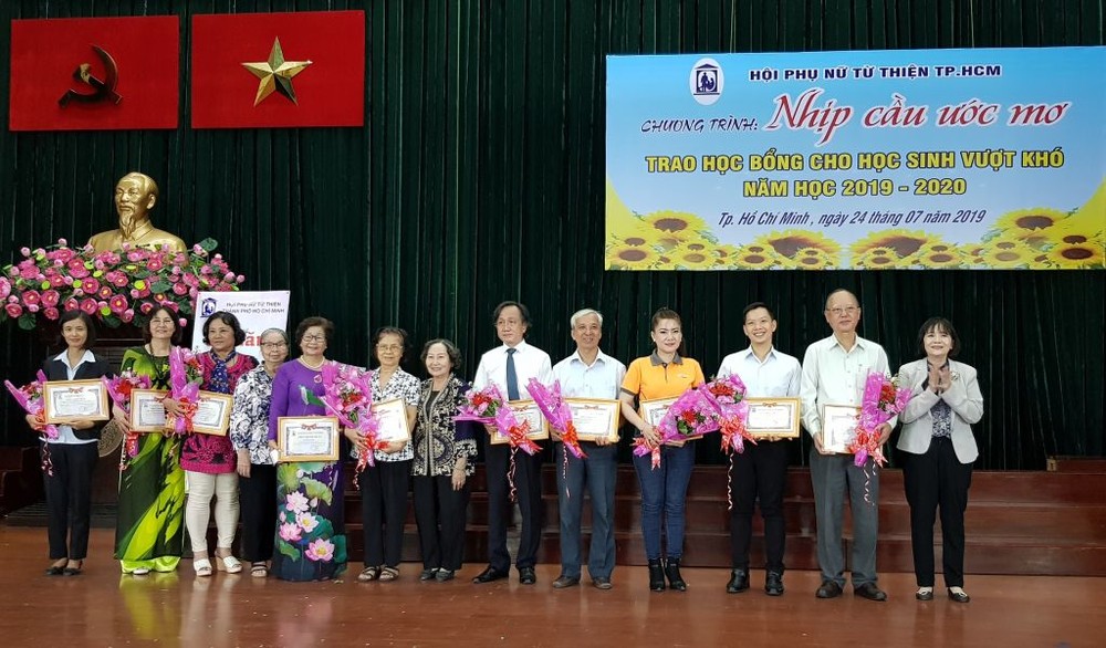 組委會向多個華人單位頒贈感謝狀。