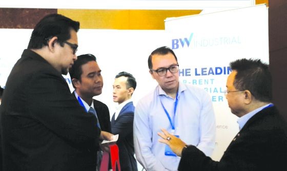 代表們互相交流。