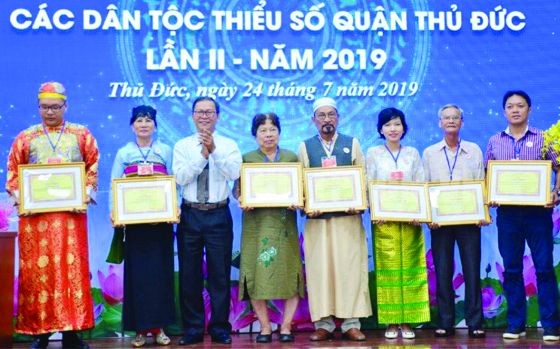 市民族處副主任曾錦榮(左三)向民族同胞頒發獎狀。