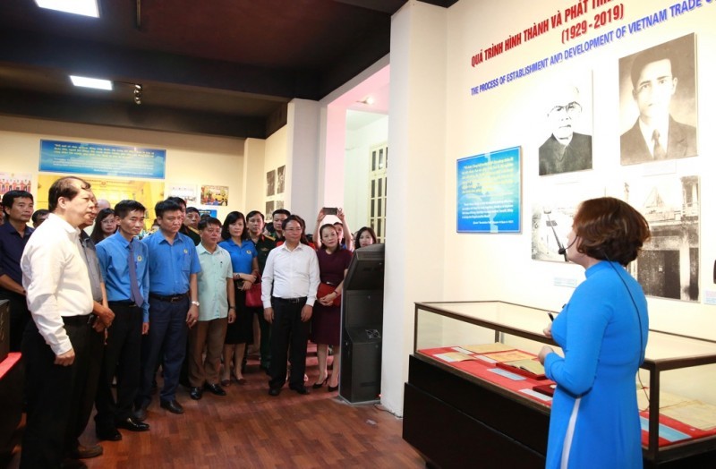 “越南工會-90年建設與發展(1929-2019)”專題展一瞥。（圖源：B.D）