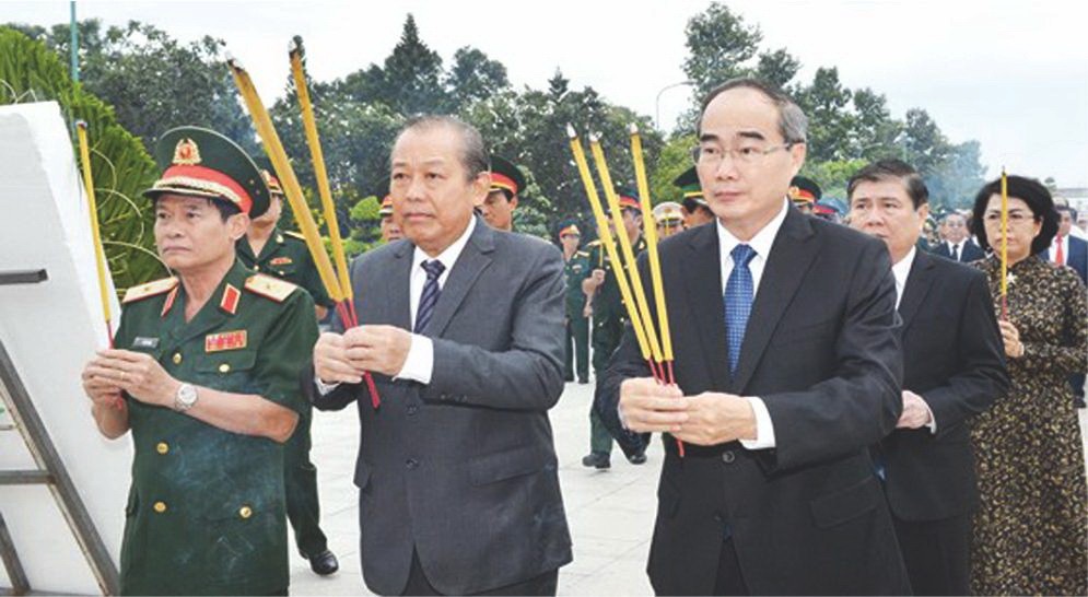 政府常務副總理張和平（前中），本市市委書記阮善仁（前右）前往市烈士陵園獻花、上香緬懷各英雄烈士。