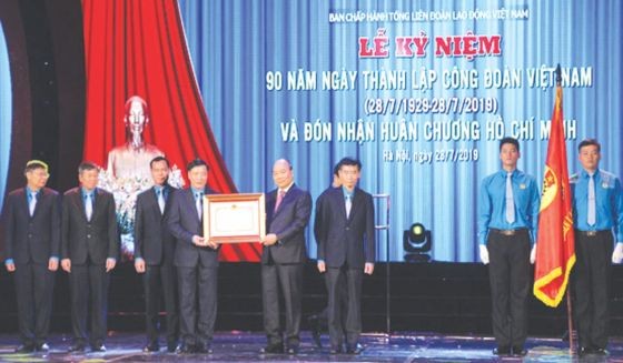 政府總理阮春福向越南勞動總聯團頒授胡志明勳章。（圖源：互聯網）